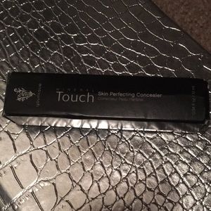 Younique Skin Perfecting Concealer-Organza